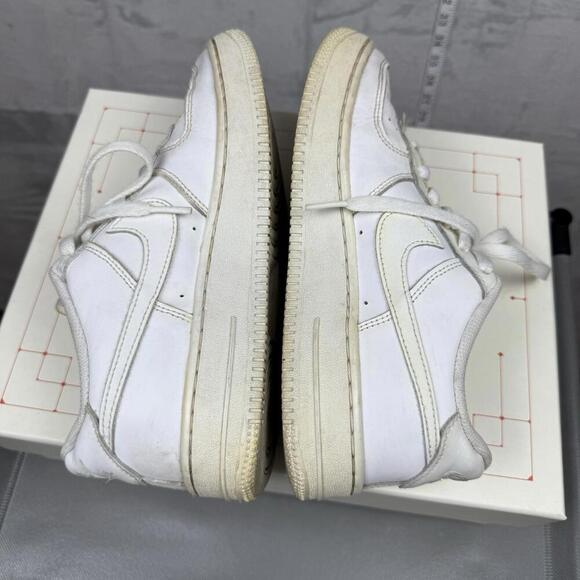 Nike Air Force 1 Low White Sneakers Women’s Size 7.5 Classic Iconic Distressed - Picture 8 of 9